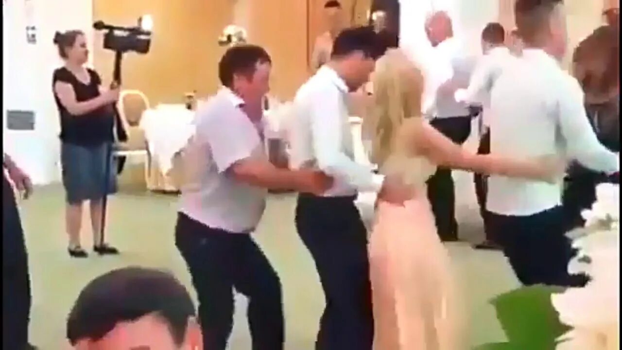 Мужик танцует на свадьбе. Свадебный танец. Танцы гостей на свадьбе. Парень красиво танцует на свадьбе. Флэшмоб на свадьбу от родственников.