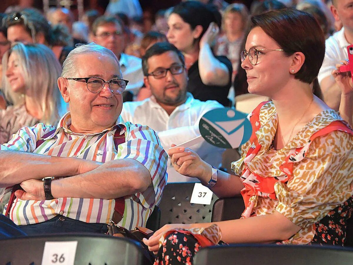 Знаменитые юмористы россии. Юморист. Состояние петросяна на сегодняшний день. Петросян сегодня. Петросян 2022.