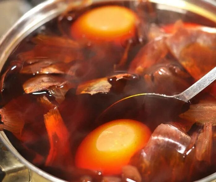Отвар из луковой шелухи для покраски яиц. Окрашивание яиц луковой шелухой. яйца в луковой шелухе. варка яиц в луковой шелухе. яйца в луковой шелухе на пасху.