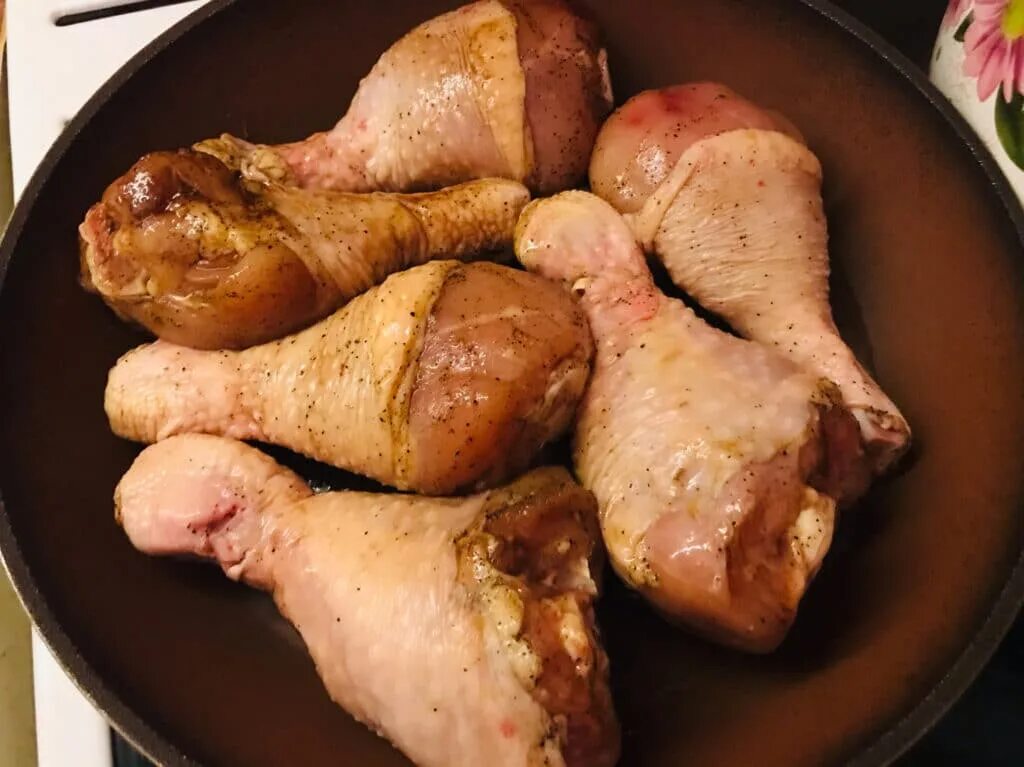 Голень на сковороде рецепт. Куриные голени на сковороде. Жареные куриные голени на сковороде. Куриные ножки вывернутые. Куриные ножки в соевом соусе.
