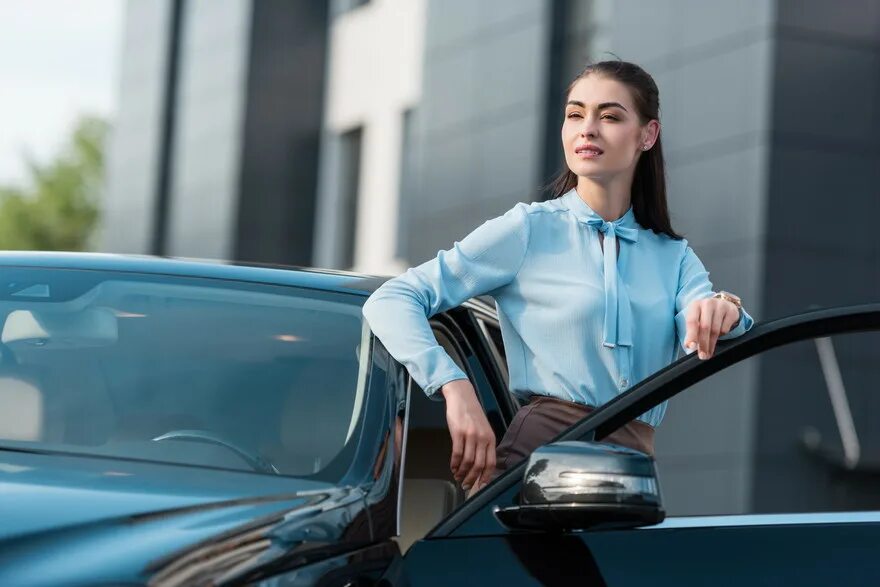 Женщина открывает машину. Облокотился на дверь машину. Девушка открывает дверь машины. Рука на двери машины. Девушка открывает дверь машины.