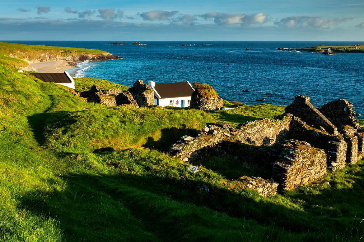 Remote island. Грейт бласкет Ирландия. Остров бласкет Ирландия. Изумрудный остров Ирландия. Остров Грейт бласкет.