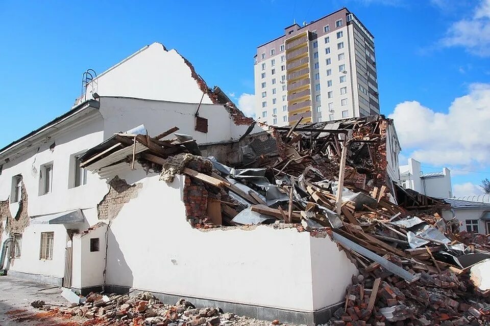 Строим разрушаем. Строим разрушаем. Снос. Снос здания. Недостроенный двухэтажный дом.