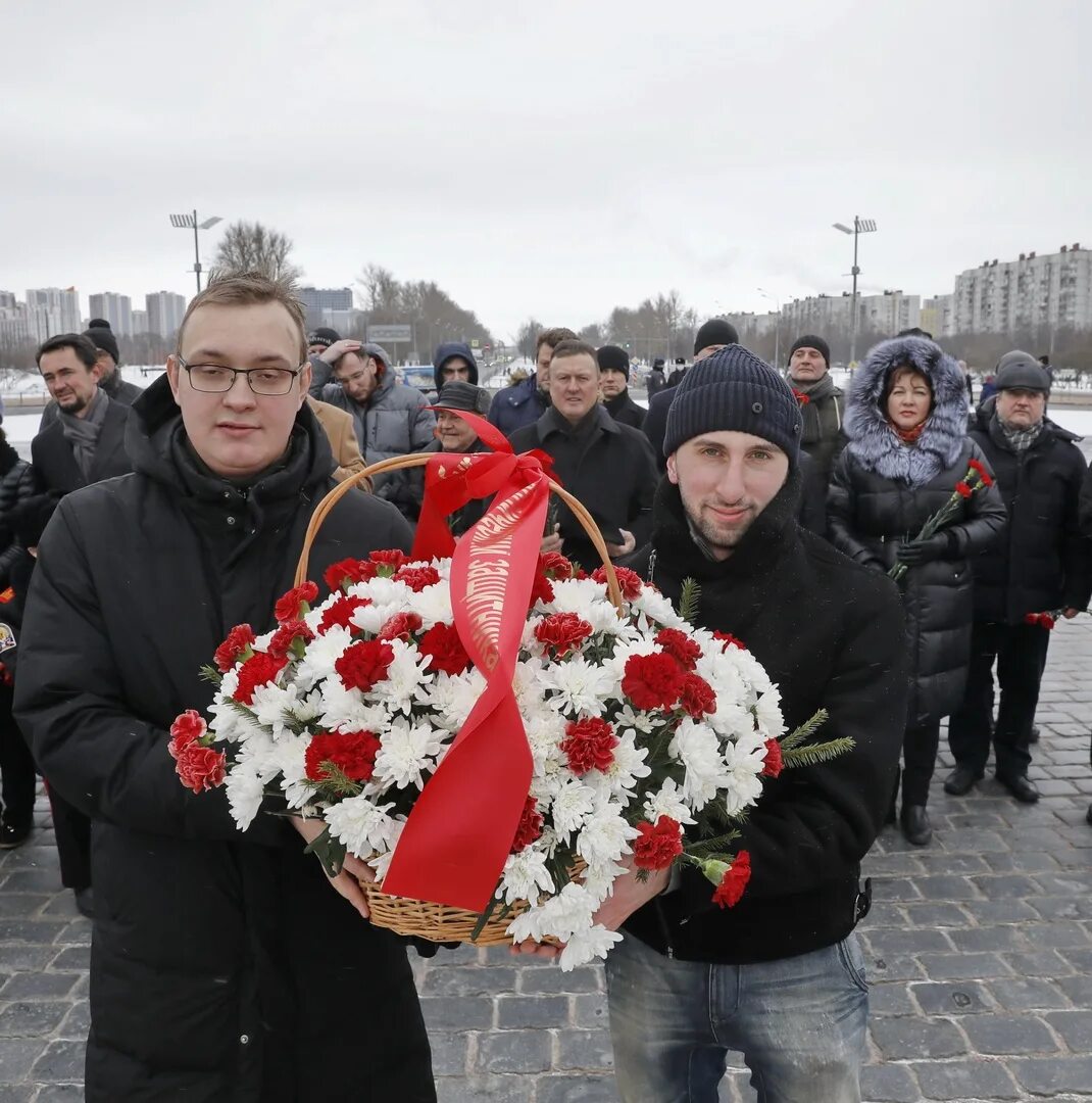 Возложение цветов. День Победы Санкт Петербург. С днем Победы. Возложение цветов Тирасполь. Митинг 24.02