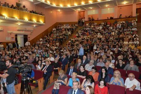 Концертные залы владикавказа. Дворец Металлургов Владикавказ. Дворец молодежи электрон Владикавказ. ДК Металлург концертный зал. ДК Металлург Владикавказ фото.