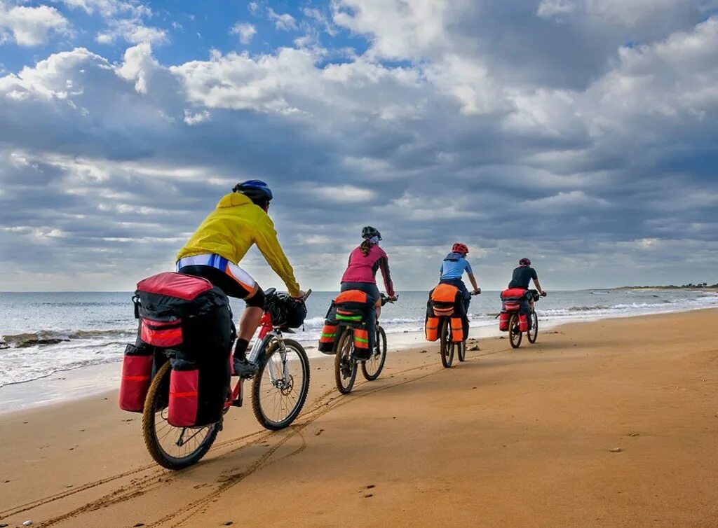 Велотурист. Группа велосипедистов. Велотуристы фан. Велосипед песок море. Включи каникулы путешествие