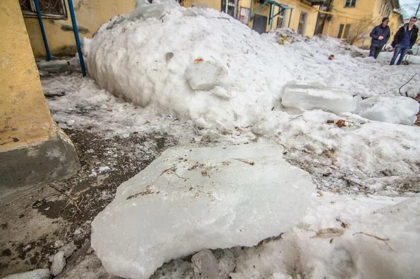 Снежная масса снега. Нагрузка снега на крышу в махачкале. давление снега на дом. вес снега. боковое давление снега.