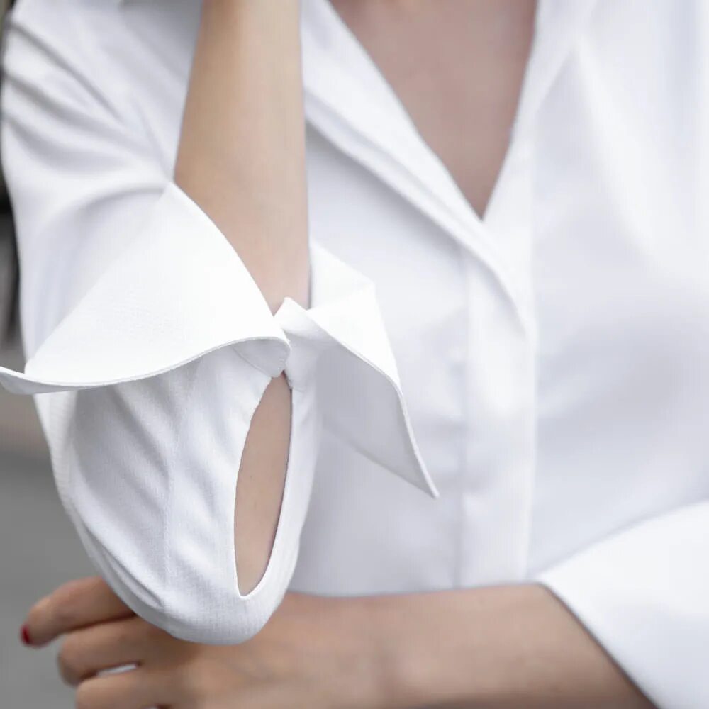 манжеты на рукавах. черная атласная рубашка женская. рубашка под запонки. съемные манжеты на рукавах. необычные манжеты на рукавах.