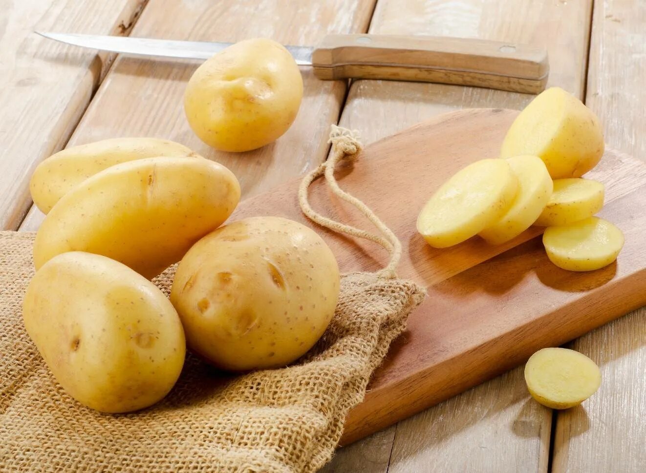 Можно есть сырой картофель. Картофель. Сырая картошка. Картофель красивый. Картофель очищенный.