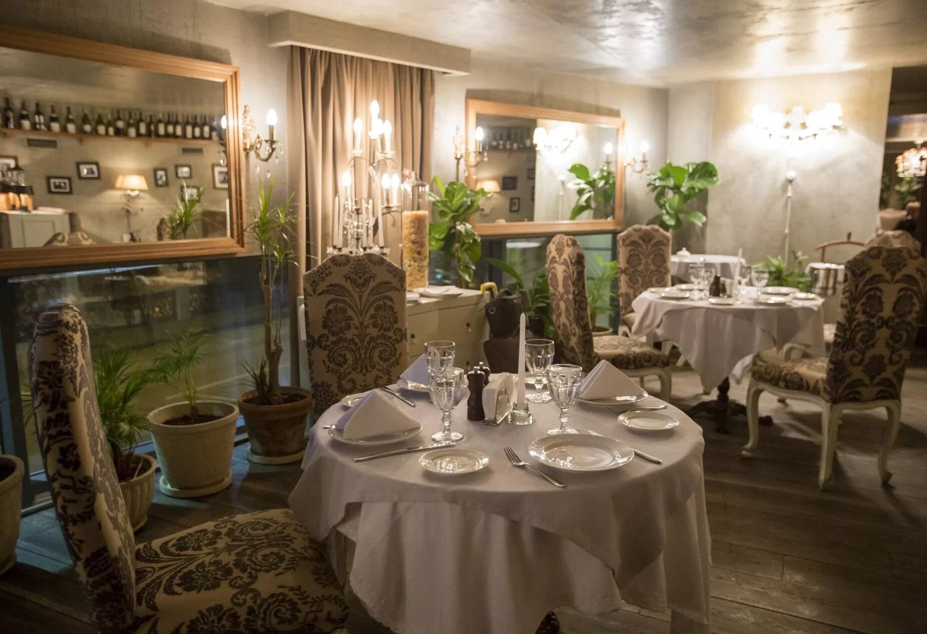 Хорошие уютные рестораны. Уютный ресторан. Ресторан ветерок на рублевке. The sad ресторан москва. Царьград каминный зал.