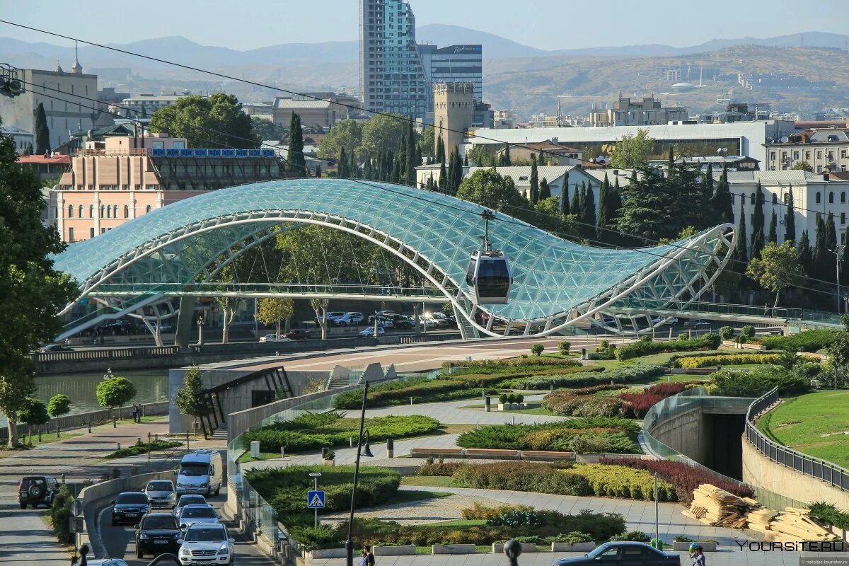 Тбилиси китай. Пешеходный мост в Тбилиси. Стеклянный мост в Тбилиси.