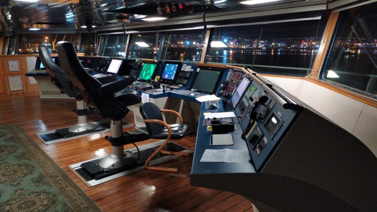 Symphony of the seas капитанский мостик. Управление лайнером. Мостик современного корабля. Капитанский мостик на корабле. Управление лайнером.