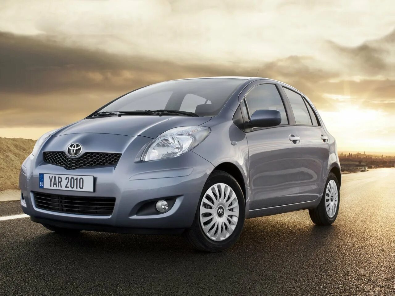 Toyota yaris 2. Toyota yaris 2. Toyota yaris 1 поколение. Тойота хэтчбек 2008. Toyota yaris 1,2.