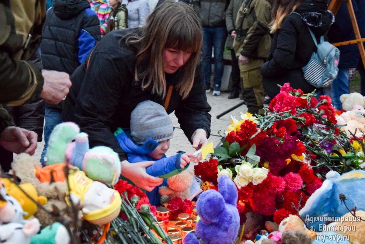 Траур. Похороны жертв в кемерово. День траура в севастополе. День траура в севастополе. Звезды в трауре.