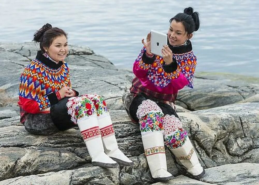 Инуиты Гренландии. Эскимосы гренландцы. Гренландия Нуук девушки. Гренландские Эскимосы инуиты. Иннуиты какой народ