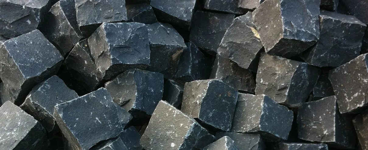 Базальт это минерал. Базальт камень. Базальт изверженный. Синий базальт. Bazalt Mineral плитка.