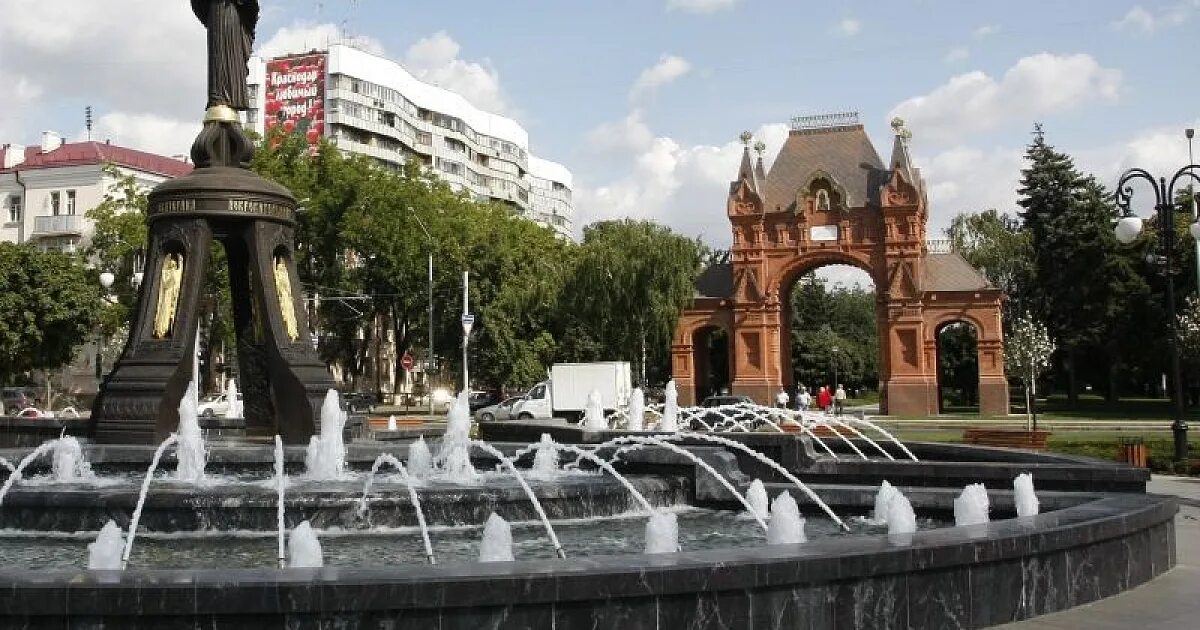 Краснодар дома многоэтажные. Краснодар город. Гостипримичателный места краснодара. Въезд в краснодар. Баннер на въезде в краснодарский край.