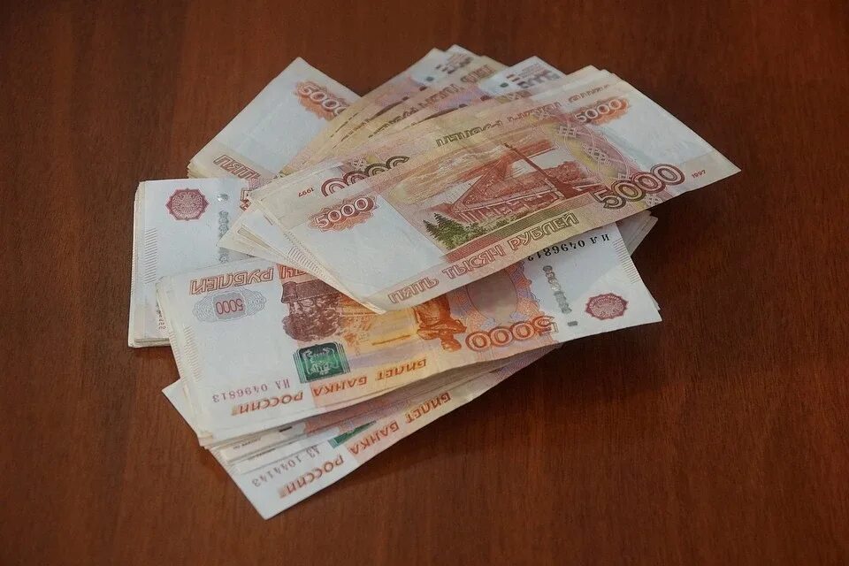 Сто тысяч пятьсот рублей. Деньги на столе. 500 тысяч рублей пачка. деньги 80 тысяч рублей. купюра 5 тысяч на столе.