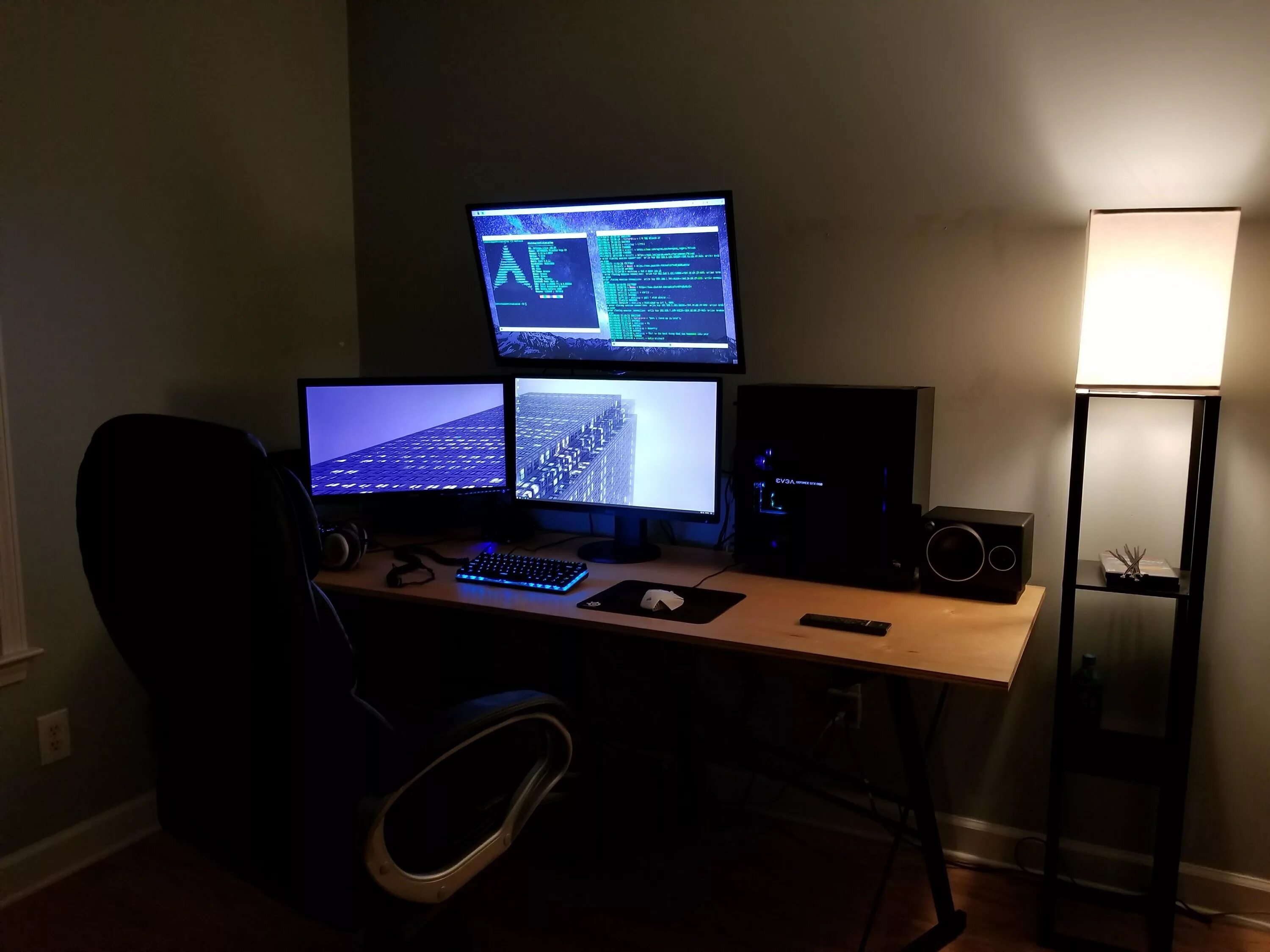 Monitor setup. Triple monitor setup. компьютерный сетап прикол. вся комната в мониторах.