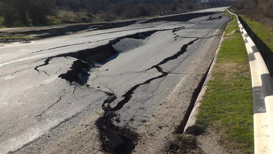 повреждение дорог. повреждение дорог. разрушение дорожного покрытия. трещины дорожного покрытия. пучины на автомобильных дорогах.