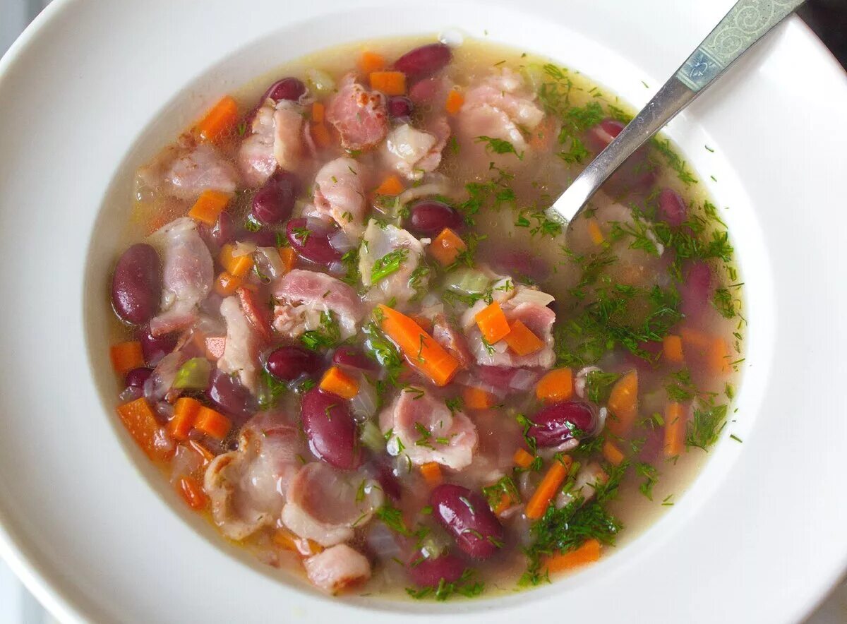 Консервированная фасоль с мясом рецепты. Фасолевый суп из красной фасоли. Суп фасолевый из консервированной красной. Фасолевый суп с красной фасолью. Аргентинский фасолевый суп.
