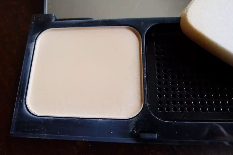 Powder brown. Bobbi Brown Skin Weightless Powder Foundation. Bobbi Brown пудра Sand. Bobbi Brown Skin Weightless Powder Foundation оттенки. Бобби Браун крем пудра 07.