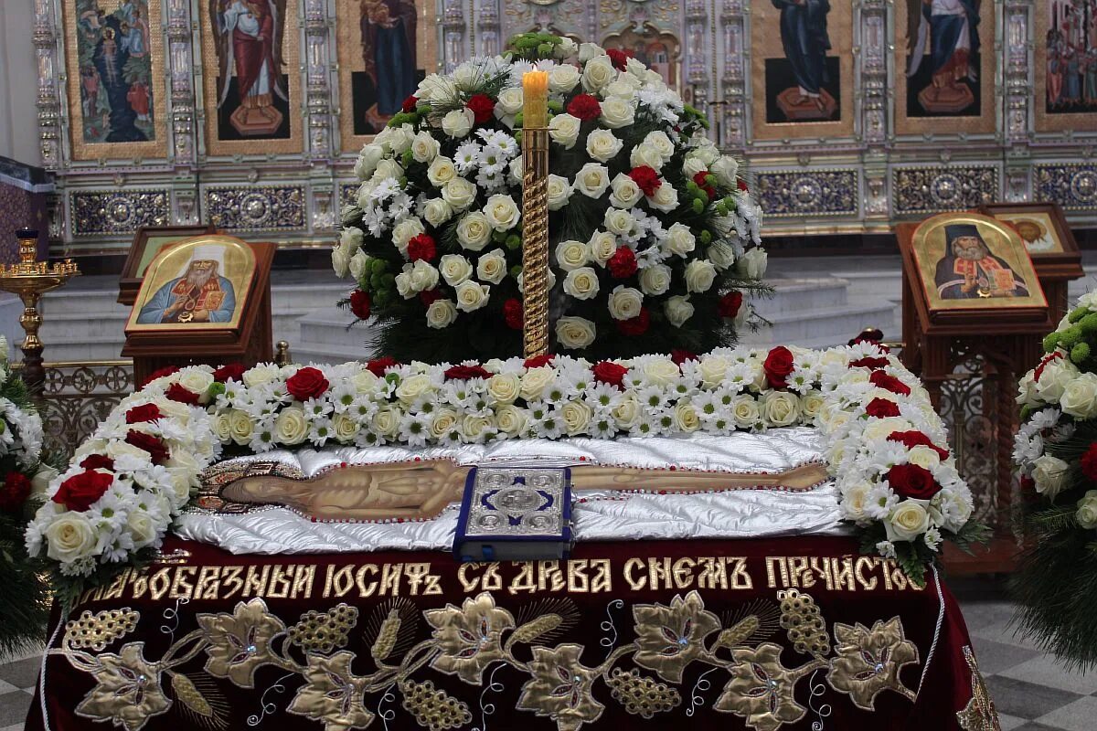 Служба в пятницу вынос плащаницы. Украшение плащаницы иисуса христа. вынос плащаницы храм спасителя. великая пятница вынос плащаницы. великая пятница погребение плащаницы.