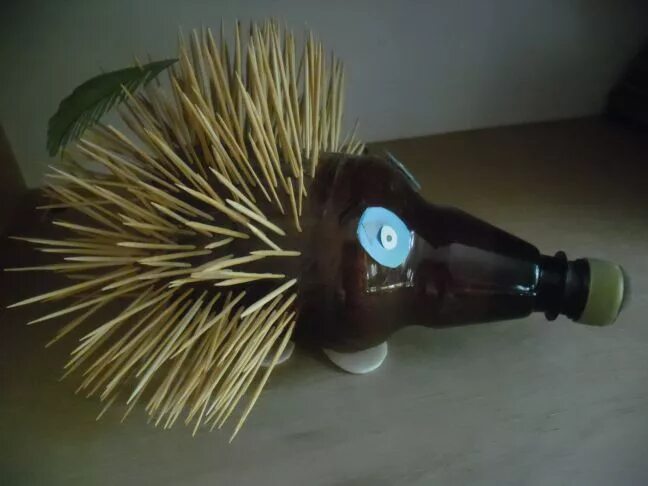 Еж из бутылки. Ежик из пластиковой бутылки. ежик из пластиковых бутылок. ежик из пластмассовой бутылки.