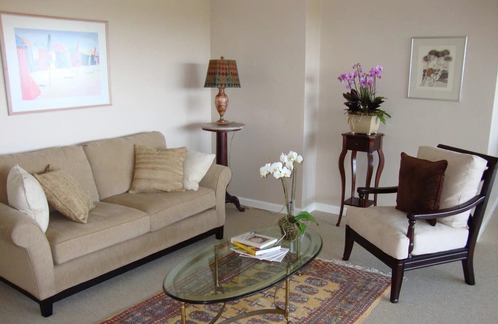 Где стоит диван. Диван прсерндие гостиной. Расположение дивана и кресел в гостиной. Диван не у стены. Мягкий уголок в гостиную.