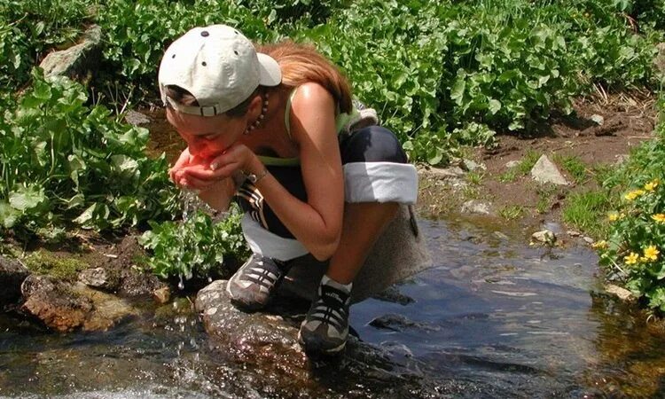 Родника девушка. Человек пьет воду из родника. Вода из открытых водоёмов. Пить воду из родника. Человек пьет воду из реки.