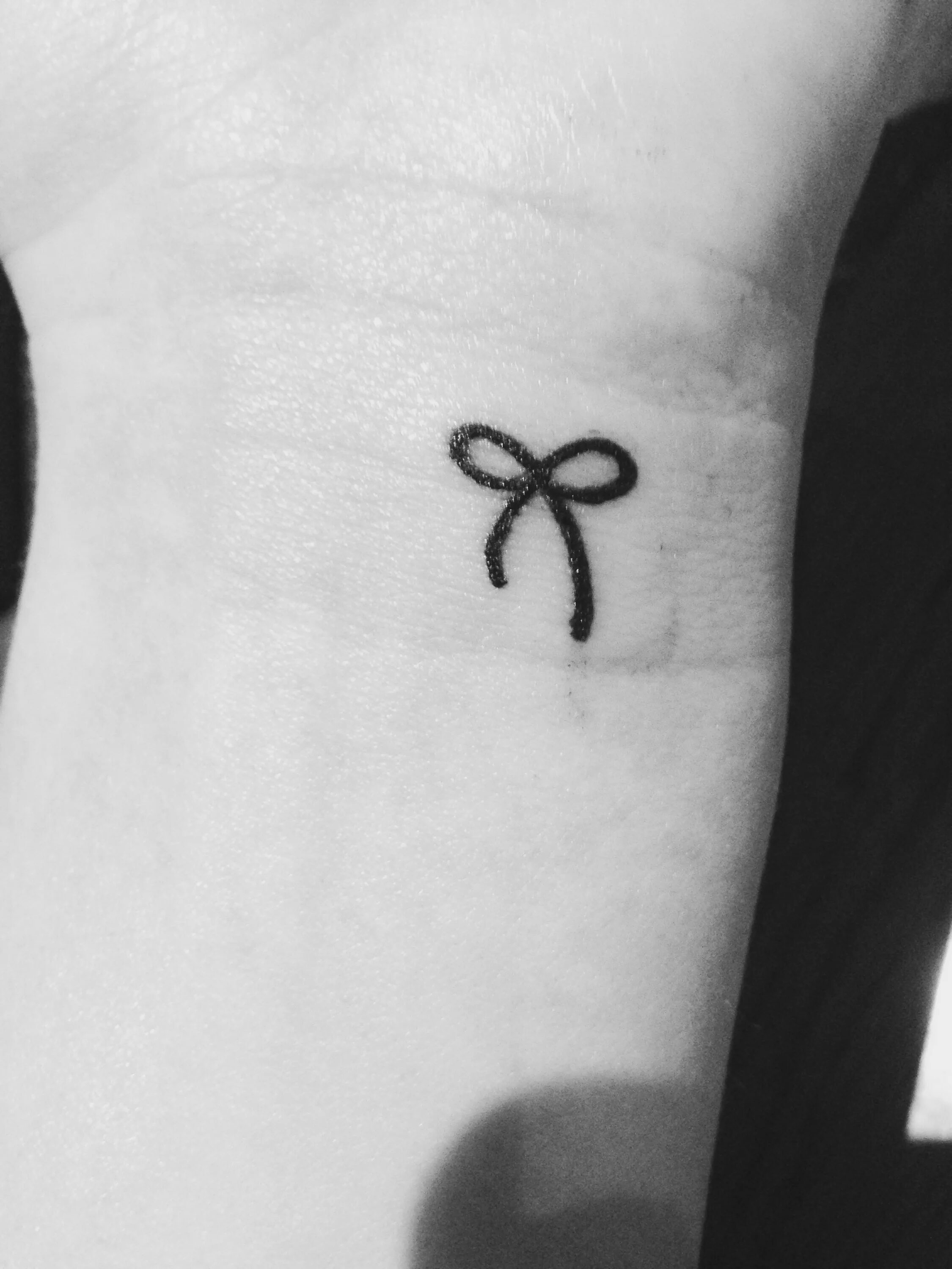 маленькая тату на руке. татуировки для девушек маленькие. простые на запястье. простые на запястье. простые на запястье.