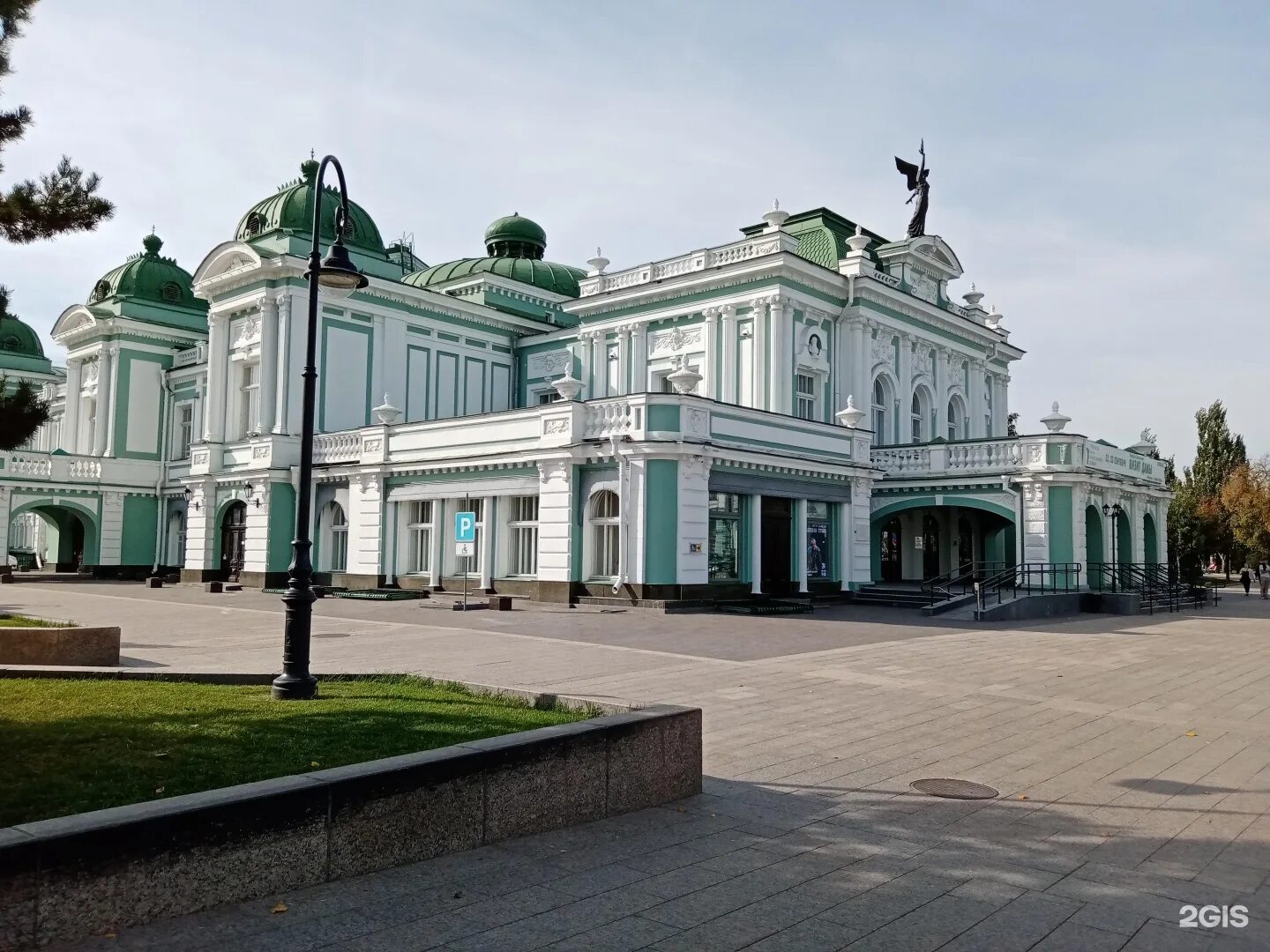 Омск здание драмтеатра. Драмтеатр омск идиот. Омск ленина. Государственный академический театр драмы в омске. Ленина 8а омск театр.
