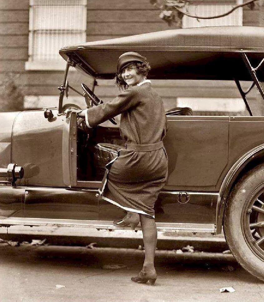 ретро автомобилист. первый шофер сделал. ретро автомобиль с водителем. первый шофер сделал. делонэ-бельвиль 45 cv императора николая ii.