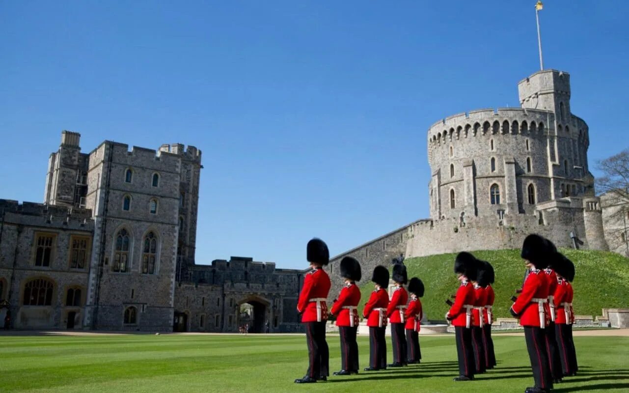 Visited great britain. Виндзорский замок в Англии. Виндзорский замок башня Эдуарда III. Виндзорский замок aesthetic. Деревянный Виндзорский замок.