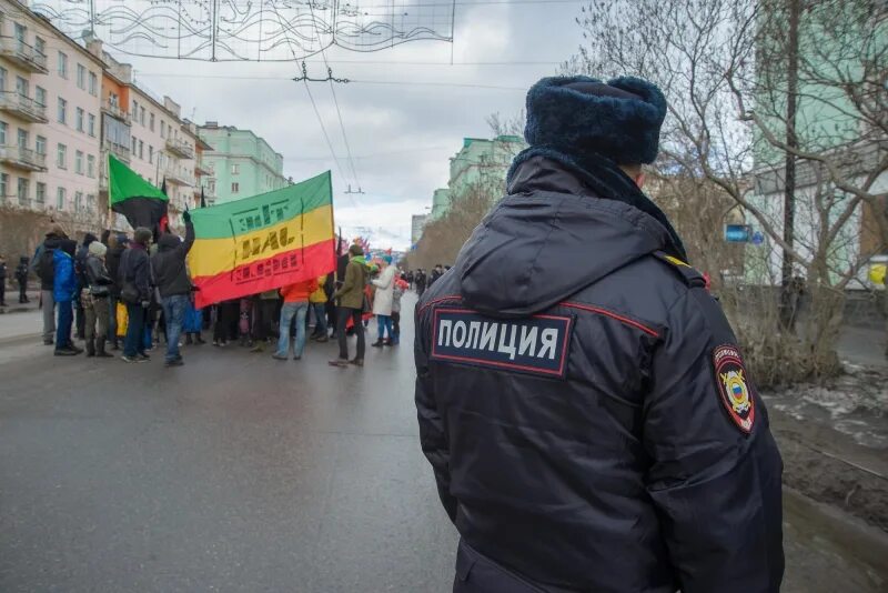 Нарушение общественного порядка в доме. 2 мая в мурманске. нарушение общественного порядка не допущено.