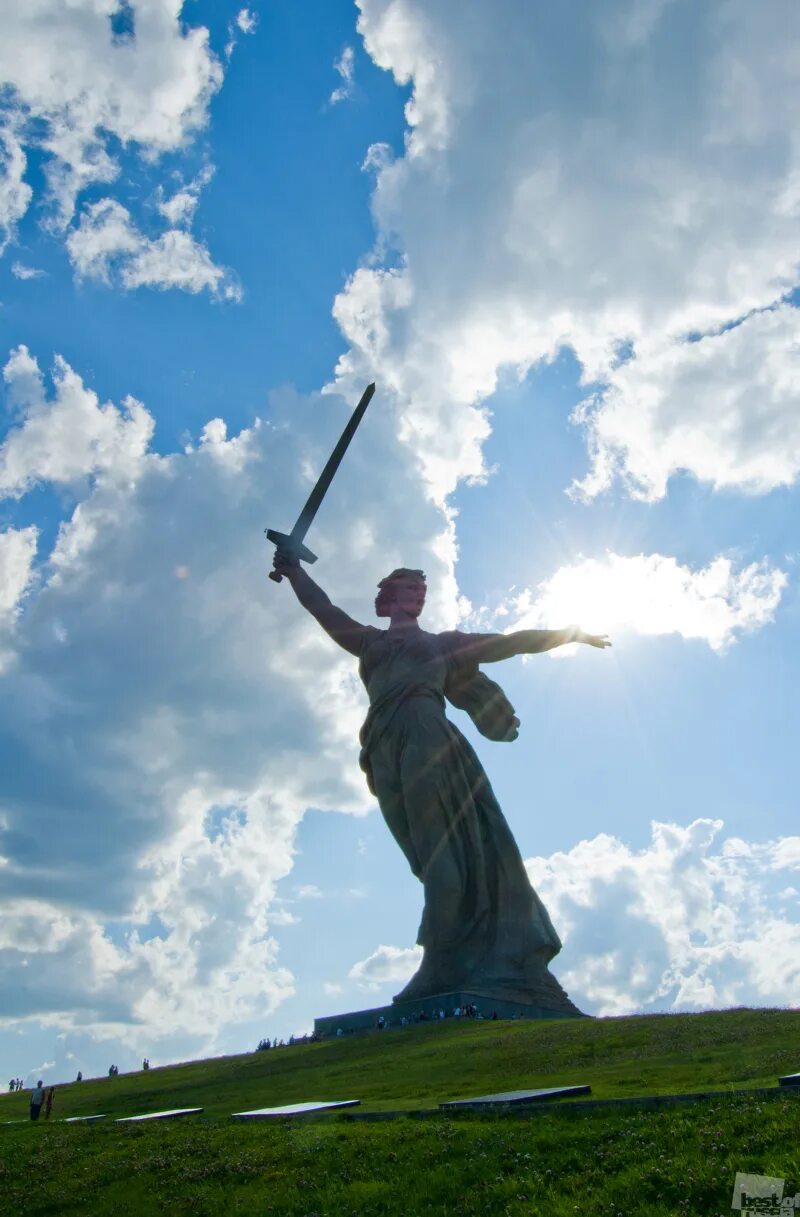 Статуя Родина-мать в Волгограде. Родина-мать зовёт Волгоград меч. Мамаев Курган меч. Меч Родины матери в Волгограде. Рука родины мать