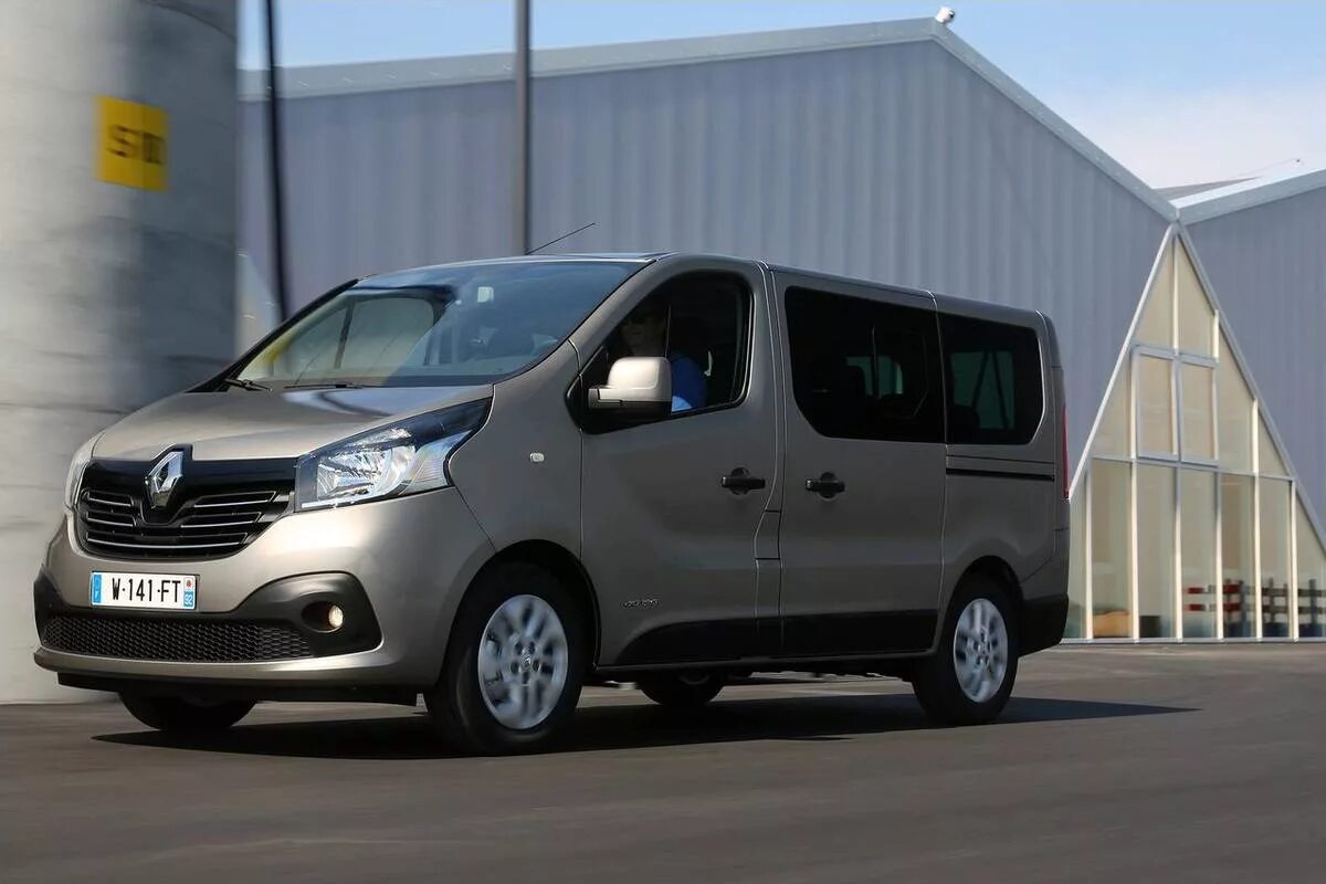 Фото трафик. Renault Trafic пассажирский. Renault Traffic 3. Рено трафик 2017. Renault Traffic 2015.