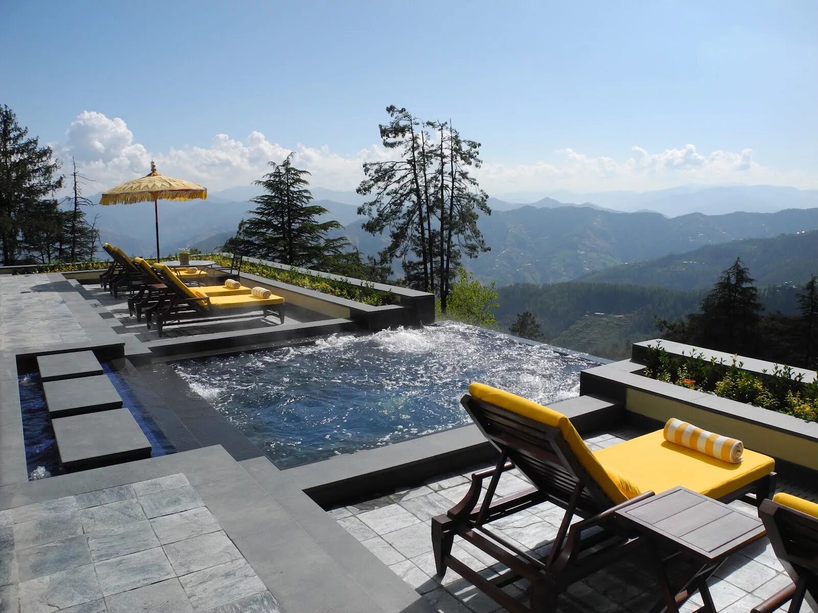 Отели с бассейном с видом на горы. Отель в горах Гималаи. Грузия бассейн в горах. Бассейн с видом на горы. Бассейн на склоне с видом на горы.