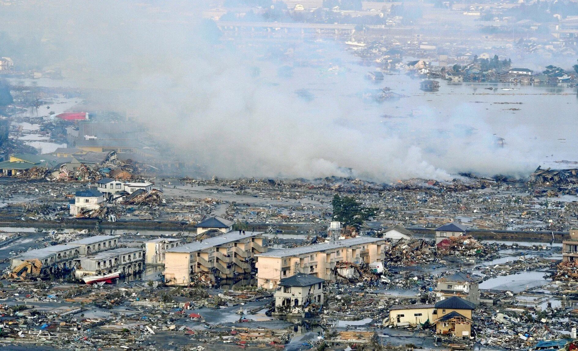 Землетрясение в 11 году. ЦУНАМИ В Японии в 2011. Япония 2011 землетрясение и ЦУНАМИ.