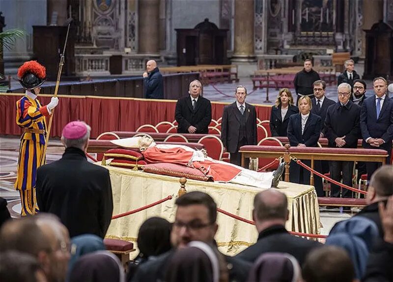 Прощание с миром. Похороны папы Римского 2023. Прощание с папой римским Бенедиктом.