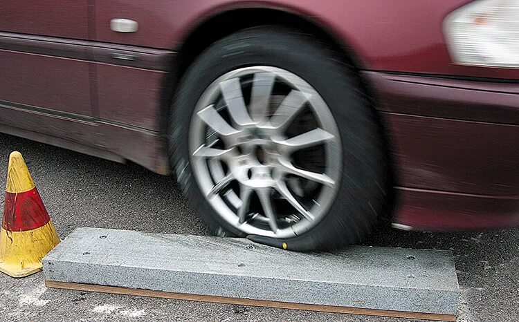 наезжать колесом. наезжать колесом. разрыв шины. наезжать колесом. наехала на бордюр колесом.