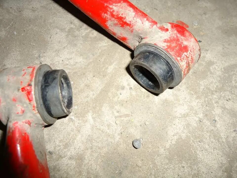 Сайлентблоки верхних рычагов ваз 2107. Передние сайлентблоки ваз 2110. Сайлентблоки ваз 2105 задние. Сайлентблок переднего рычага ваз 2110. Замена сайлентблоков передних рычагов ваз.