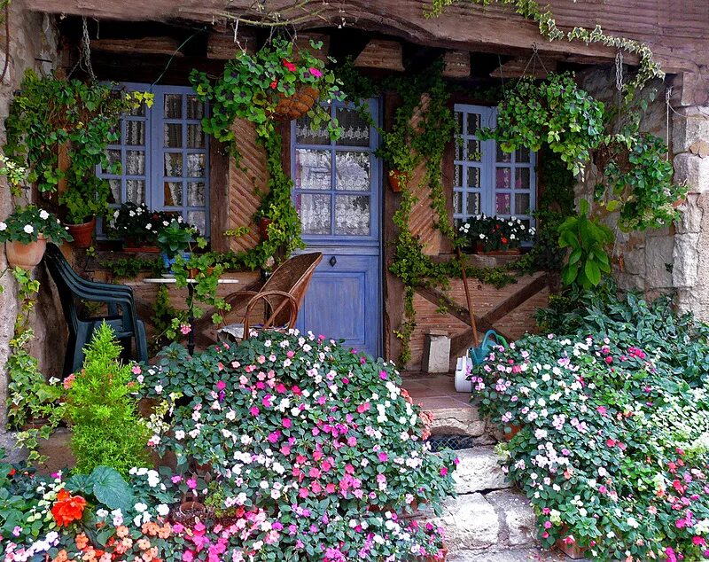 Деревенский сад. Уютный палисадник. Дворик с цветами. Двор в цветах. Уютный домик в цветах.
