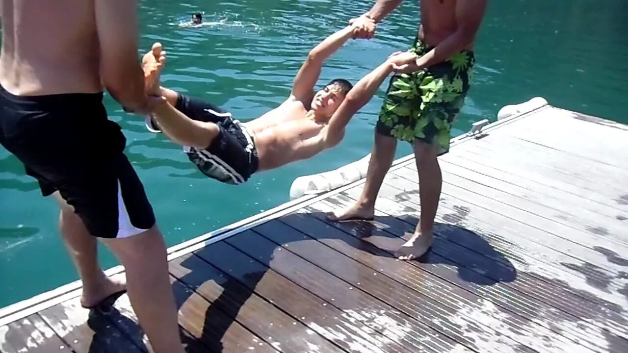 Парень скидывает видео. Бросают человека в воду. Человека кидают в воду.