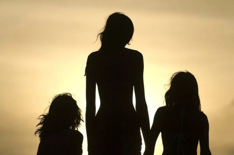 Семья со счастливым ребёнком. Дети влюбились. Семья со спины. Счастливая семья с детьми со спины. Детки 2 сына и дочка.