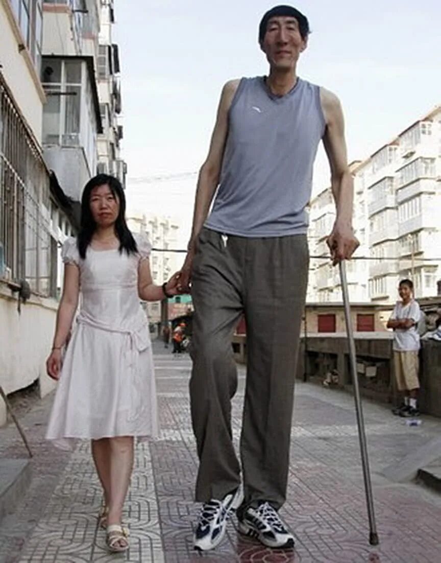 Человек небольшого роста 7. Бао Сишунь рост. Гигантизм и карликовость. Бао Сишунь и Джеки Чан.