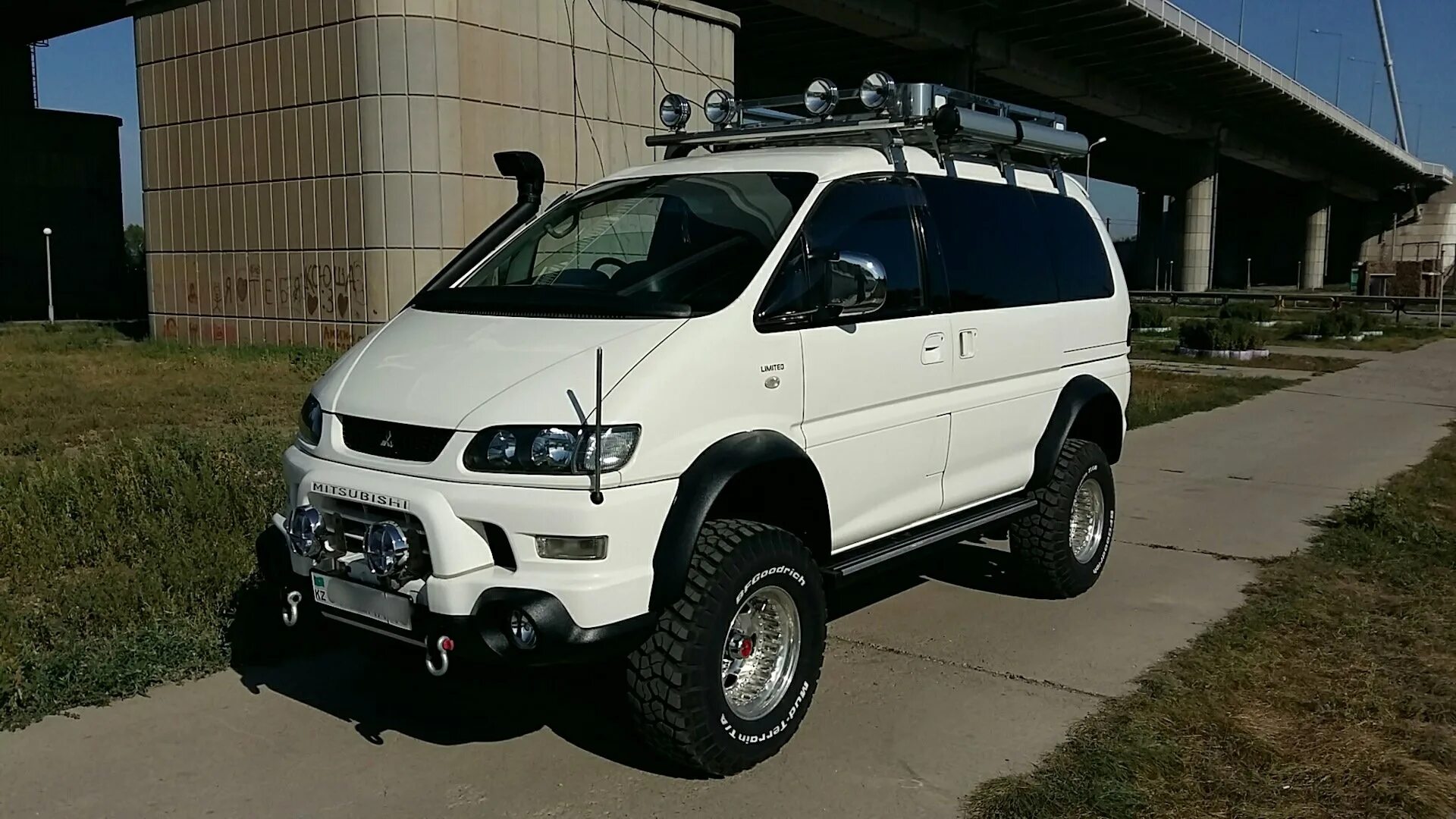 Делику купить митсубиси в россии бу. Митсубиси Делика 4х4. Mitsubishi Delica 4x4. Митсуюише делиька. Мицубиси Делика 4.