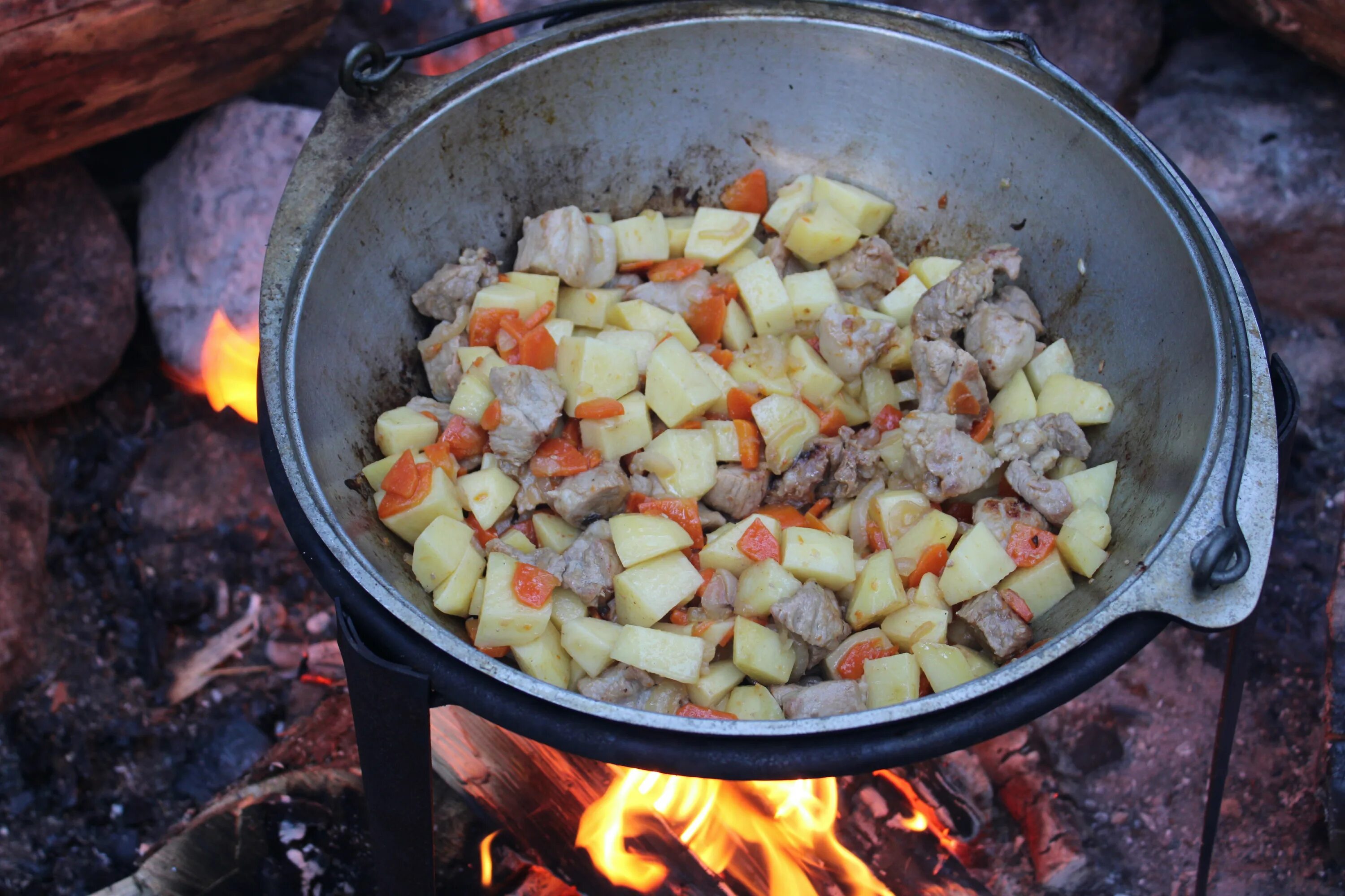 Простые и вкусные рецепты в казане. Блюда в казане на костре. Казан на костре. Блюда в казане на кос Ре. Жаркое на костре.