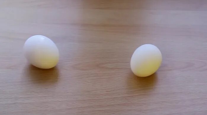 Как отличить сырое. Вращающееся яйцо. Сырое яйцо крутится. Вююсырре яйцо крутится?. Яйцо в крутую.