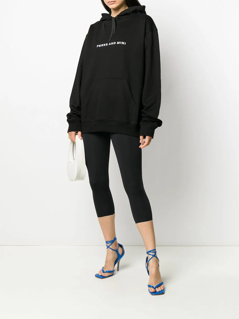 Девушка в толстовке харт. Мини худи. Мини худи. Худи mini. Кроп худи 2020.